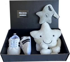 Handmade Kraamcadeau Jongen - Kraamkado Jongen Met Sneakers, Knuffel Met Muziek En Speelgeluid - Rammelaar - Zwangerschap Cadeau - Een Coole Baby Is Geboren - Rechtstreeks Versturen Met Kaart Ook Mogelijk -Babyspeelgoed Winkel 1200x1065 4