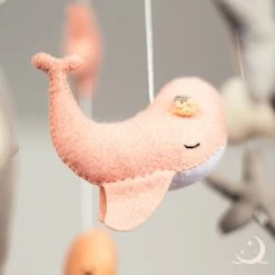 Wavy Dreams - Boxmobiel - Dieren Mobiel Babykamer - Mobiel Baby - Kraamcadeau - Baby Cadeau Meisje - Baby Mobiel - Pink Dolphin -Babyspeelgoed Winkel 1200x1200 512