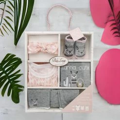 Spronkers® Baby Kleding Set 5 Stuks - Baby Kraamcadeau Meisje – Baby Cadeaupakket – Kraammand Baby Geschenkset - Roze 6-9 Maanden -Babyspeelgoed Winkel 1200x1200 582