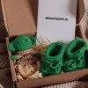 Baby Rammelaar - Baby Yoda Met Zachte Schoentjes Geschenkset Met Geboortekaart Baby - Kraamcadeau Unisex Jongen Meisje - Baby Cadeau - Geboorte Cadeau - Babyshower - Baby Geschenkset - Kraamcadeau - Kraampakket