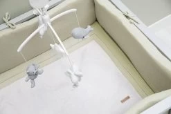 Baby's Only Muziekmobiel Baby - Boxmobiel - Classic Roze/Baby Roze/Wit - Gebreide Figuurtjes - Muziek Speelgoed - Melodie 'It's A Small World' -Babyspeelgoed Winkel 1200x801 4