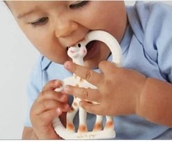 Sophie De Giraf - So Pure - Bijtring - Very Soft - 100% Natuurlijk Rubber -Babyspeelgoed Winkel 1200x989