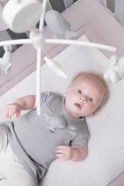 Baby's Only Muziekmobiel Baby - Boxmobiel - Classic Roze/Baby Roze/Wit - Gebreide Figuurtjes - Muziek Speelgoed - Melodie 'It's A Small World' -Babyspeelgoed Winkel 800x1200 43