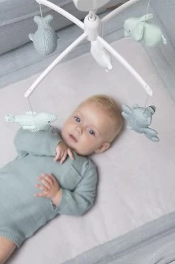 Baby's Only Muziekmobiel Baby - Boxmobiel - Stonegreen/Mint/Wit - Gebreide Figuurtjes - Muziek Speelgoed - Melodie 'It's A Small World' -Babyspeelgoed Winkel 800x1200 50