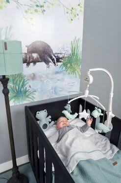 Baby's Only Muziekmobiel Baby - Boxmobiel - Stonegreen/Mint/Wit - Gebreide Figuurtjes - Muziek Speelgoed - Melodie 'It's A Small World' -Babyspeelgoed Winkel 800x1200 52