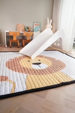Love By Lily - Groot Speelkleed - Mr. Chairman Lion - 200x150cm -Babyspeelgoed Winkel 801x1200 1