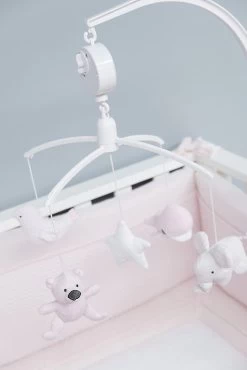 Baby's Only Muziekmobiel Baby - Boxmobiel - Classic Roze/Baby Roze/Wit - Gebreide Figuurtjes - Muziek Speelgoed - Melodie 'It's A Small World' -Babyspeelgoed Winkel 801x1200 13