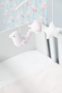 Baby's Only Muziekmobiel Baby - Boxmobiel - Classic Roze/Baby Roze/Wit - Gebreide Figuurtjes - Muziek Speelgoed - Melodie 'It's A Small World' -Babyspeelgoed Winkel 801x1200 14