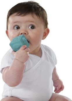 Sophie De Giraf - So Pure - Ballen En Blokken -Babyspeelgoed Winkel 855x1200 1